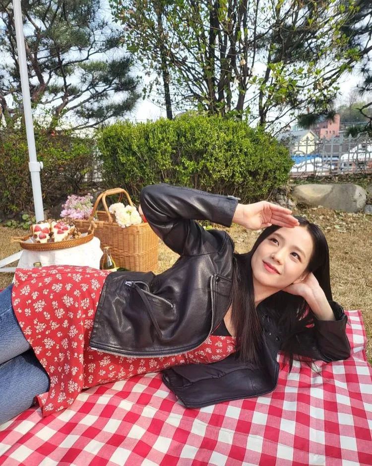 Jisoo日前在錄製節目時，以出自東倫敦時尚品牌ALLSAINTS的經典款Dalby羊皮騎士皮衣，搭配出率性中不失柔美的造型。翻攝jtbc_hms IG