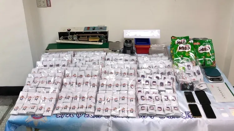 警方起獲大量毒咖啡包。新北市刑大提供