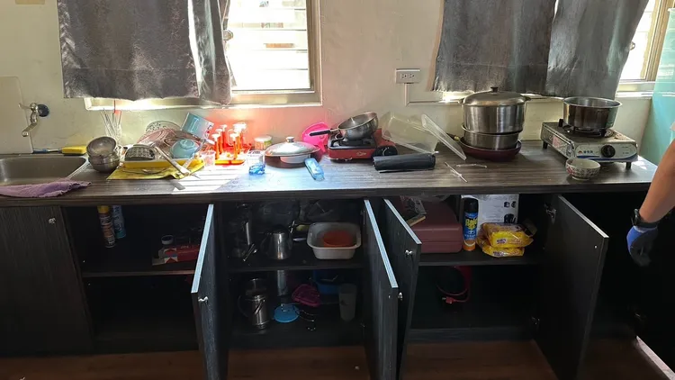 警方在屋內查獲4千多包毒咖啡包。新北市刑大提供