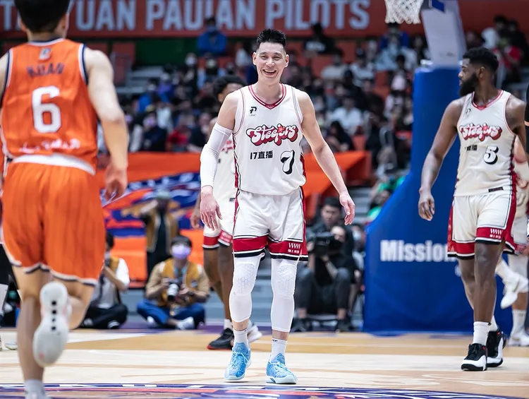 遭到嚴加看管，林書豪(中)還是露出笑容。PLG