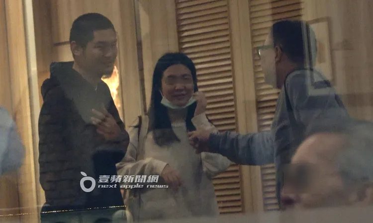 走進一間餐廳後，文青女帶著Leo王（左）介紹同桌友人。特勤中心攝