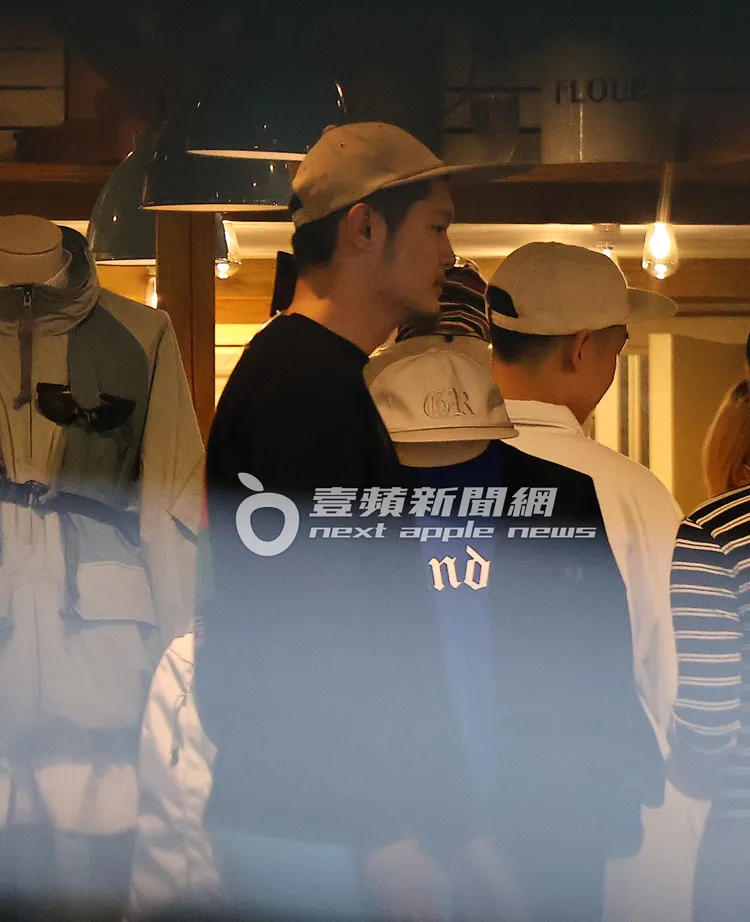 Leo王出現在民生社區，與友人們逛服飾店。特勤中心攝