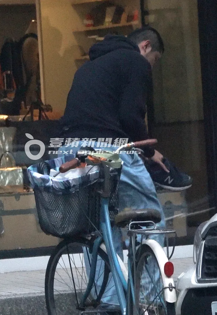 Leo王換上帽T後走出工作室，似乎踩到神祕物質，連忙拿起鞋子查看。特勤中心攝