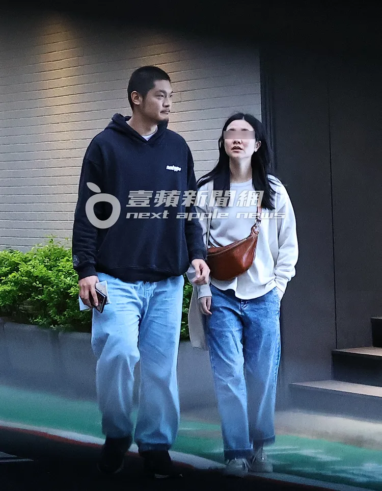 餐畢，Leo王（左）與文青女一同離開，Leo王則是自己開車離去。特勤中心攝