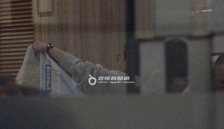 用餐期間，同桌友人還拿出金門地圖與Leo王討論。特勤中心攝