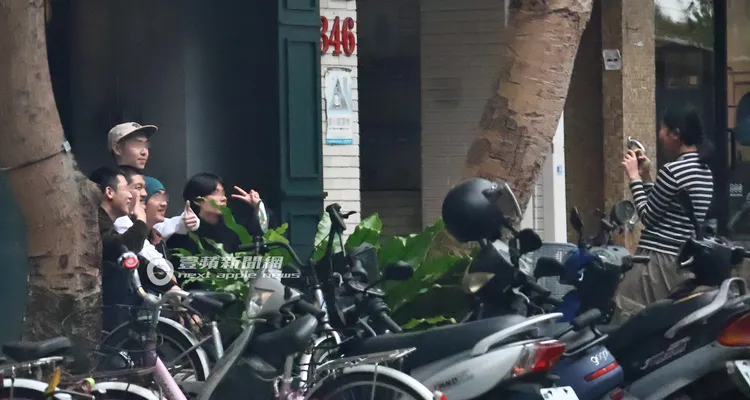 接著一行人在門口合照道別。特勤中心攝