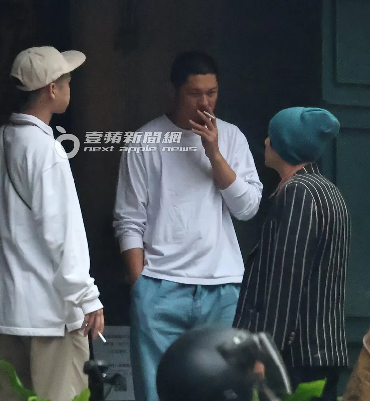 結束購買行程後，Leo王與友人們回到工作室，又到外頭吸菸。《壹蘋》提醒您，吸菸有害健康。特勤中心攝
