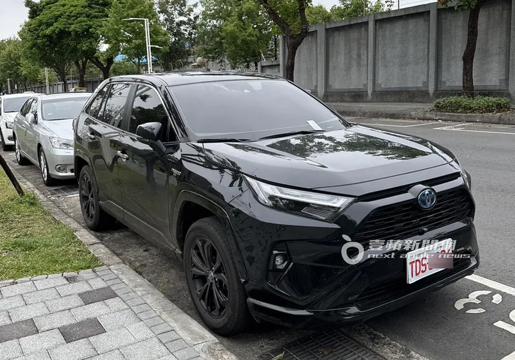 Leo王沒在創作時，開多元化計程車貼補生活費。特勤中心攝