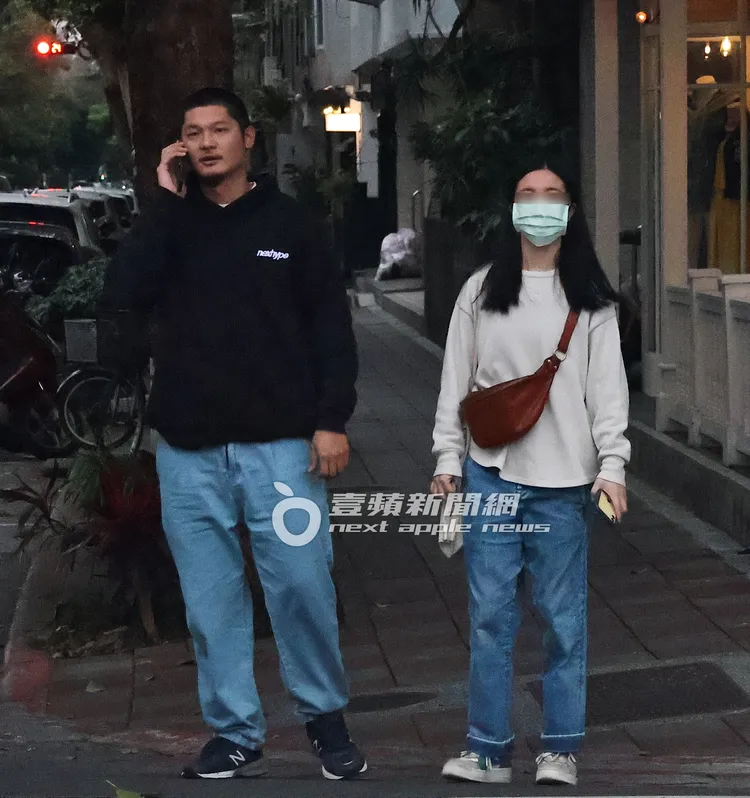 2人並肩等過馬路。特勤中心攝