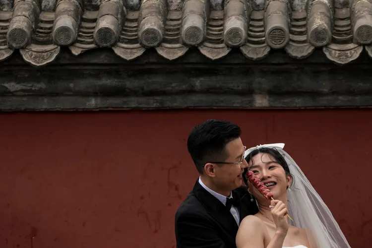 許多青年表示並非不想結婚，而是沒能力；圖為一對新人上周在北京拍婚紗照。美聯社