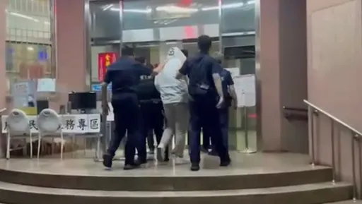 只為4000元！男撂惡煞持電擊棒、西瓜刀討債　下場曝光！全被抓入警局