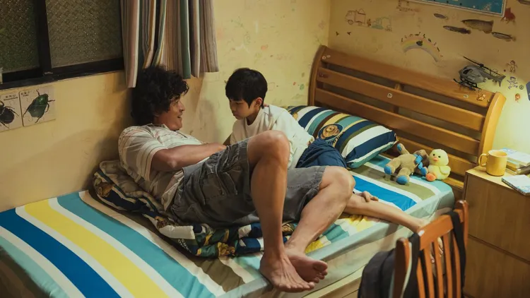 李銘順（左）和兒子感人互動。華映娛樂提供