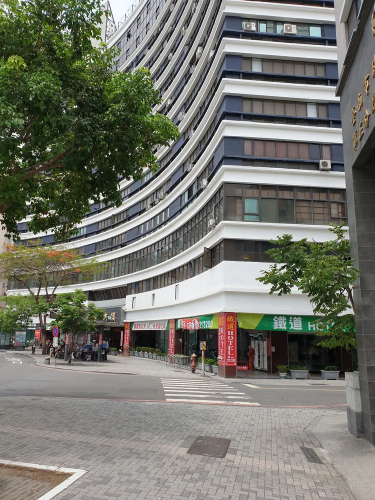 老翁犯後約4小時，趕緊請大樓管理員報案叫救護車。讀者提供