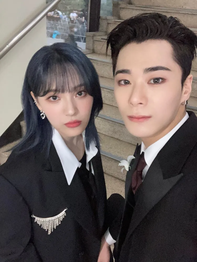 文彬（右）的妹妹文秀雅擔任喪主。翻攝ASTRO推特