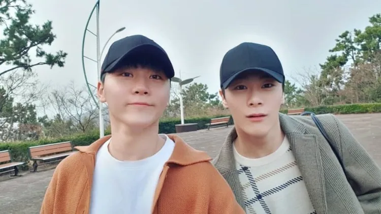 外界認為，文彬（右）的同齡好友SEVENTEEN的勝寬，也會參加告別式。翻攝勝寬IG