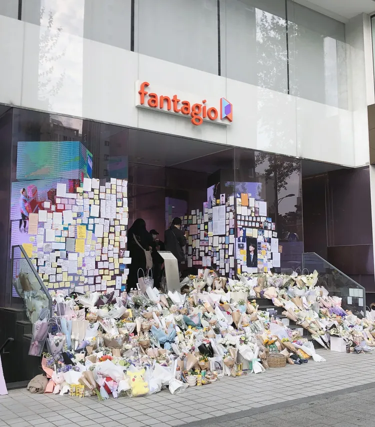 大批粉絲在Fantagio的辦公室門外，擺放鮮花、卡片悼念文彬。翻攝推特