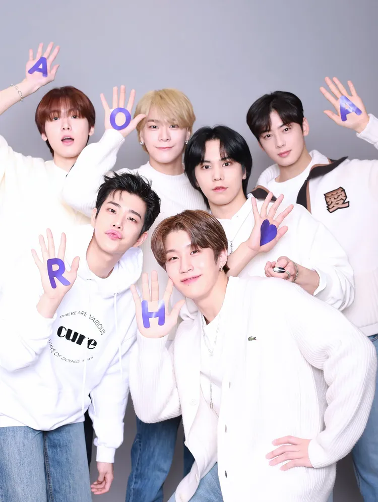 ASTRO成員車銀優（後排右起）、退團的ROCKY、產賀（後排左）、隊長JIN JIN（前排右）、向軍隊告假的MJ都會送文彬最後一程。翻攝ASTRO推特