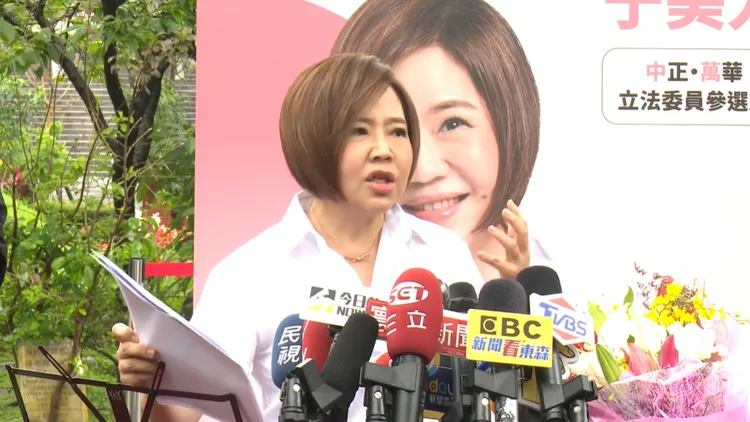 一向口條很好的于美人，今天罕見地還準備的一疊A4的資料在旁。翻攝自于美人臉書