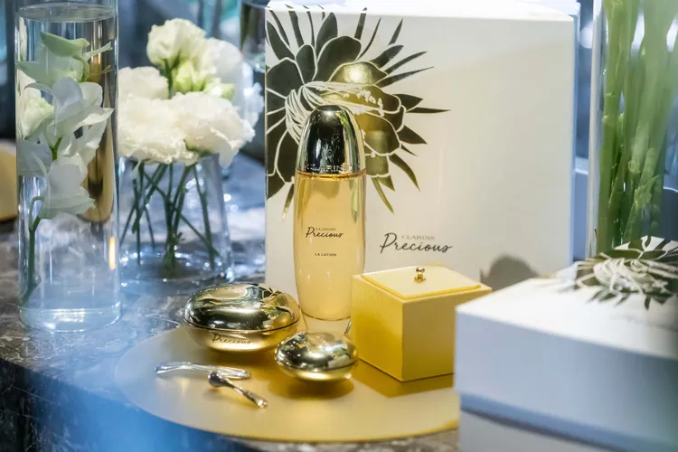 克蘭詩至臻凝時保養系列，共有精華水、乳霜、眼霜3保養品項搭配月神花按摩儀器。品牌提供