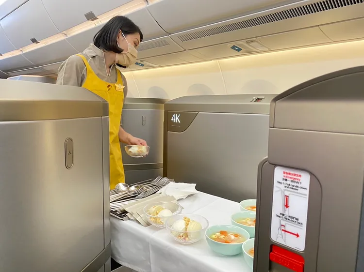 星宇空姐送餐。陳怡文攝