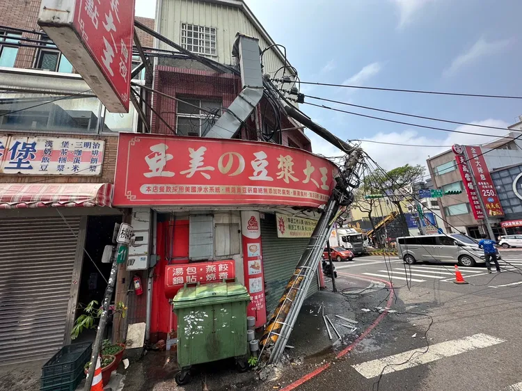 電線遭扯拉,電桿倒在商家樓頂。中壢警分局提供