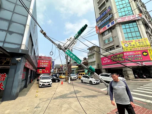 拖車司機誤判載運怪手高度 硬要過就GG了!電桿、號誌燈倒一片