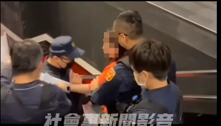 陳姓婦人在警員包圍下，不甘願離開健身房。翻攝社會事新聞影音