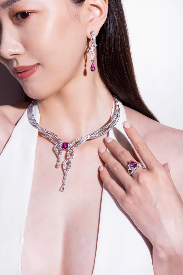 採用不對稱設計的Voluptuous Ribbon粉紅剛玉項鍊、戒指及耳環，自高級訂製服的緞帶細節中汲取靈感。品牌提供
