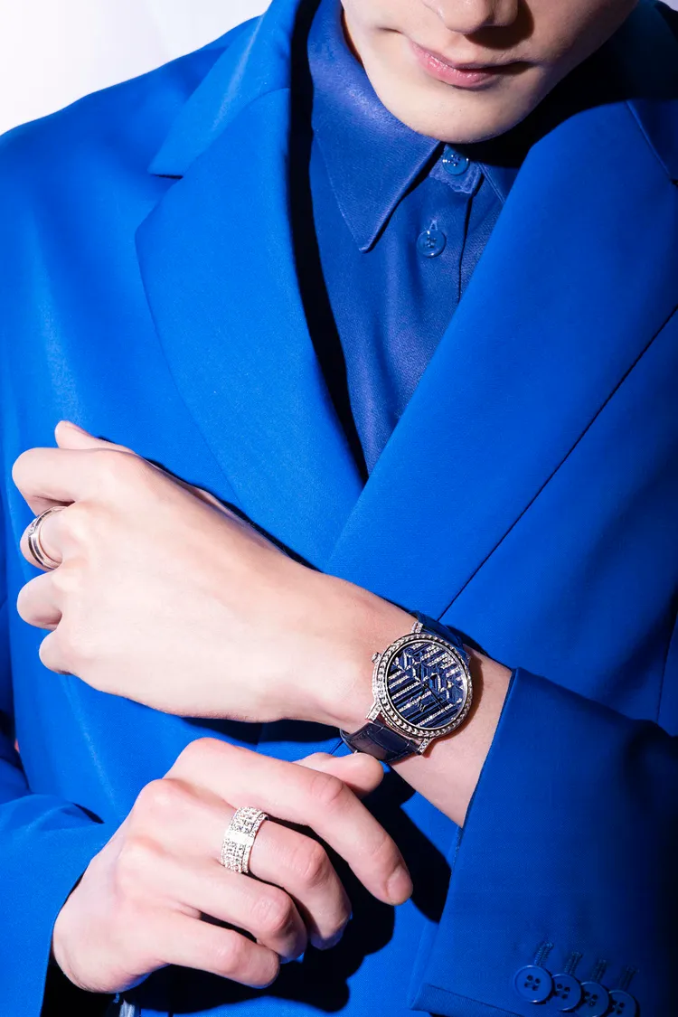 模特兒演繹Altiplano Gleaming Savor超薄工藝珠寶腕錶，限量18只，530萬元。品牌提供