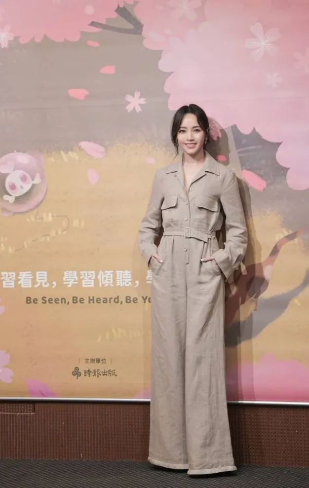 侯佩岑談外婆忍不住哽咽。時報出版提供