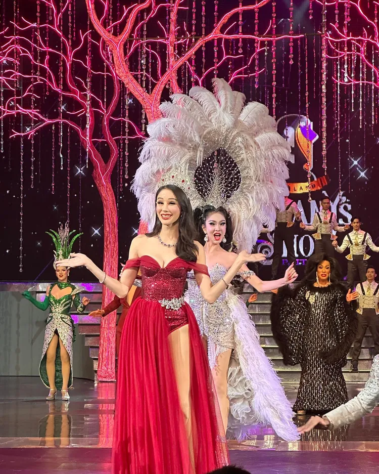 林佩瑤與表演者合照時，另一位硬湊過來拍照，還打開衣服強迫給她看胸部要小費。翻攝林佩瑤臉書