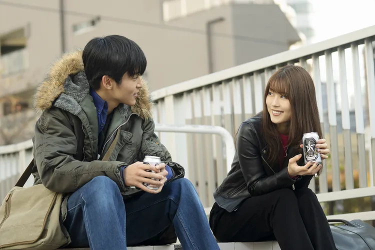 有村架純（右）在片中與目黑蓮飾演的大學生深陷不倫之戀。采昌國際多媒體提供