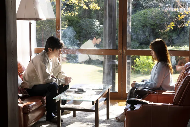 田中圭（左）在片中黑化成為對有村架純家暴的渣男。采昌國際多媒體提供