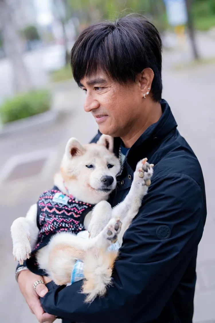 尤秋興與愛犬親如家人。翻攝尤秋興臉書