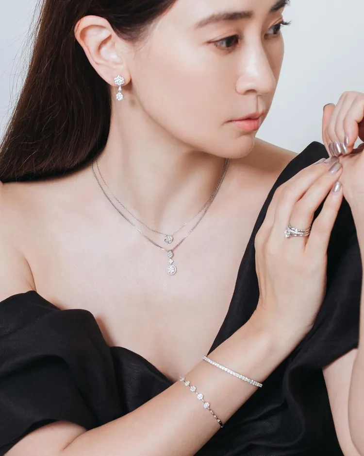 李晶晶表示女生戴上鑽石後都能有種愛的感受，她也示範了出自珠寶品牌點睛品旗下「鑽之頌」花悅之頌系列新作。翻攝jingjing6136 IG