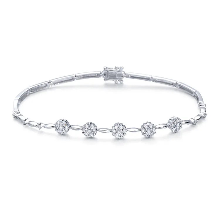 「鑽之頌」花悅之頌系列18K白金鑽石手鍊，6萬6400元起。品牌提供