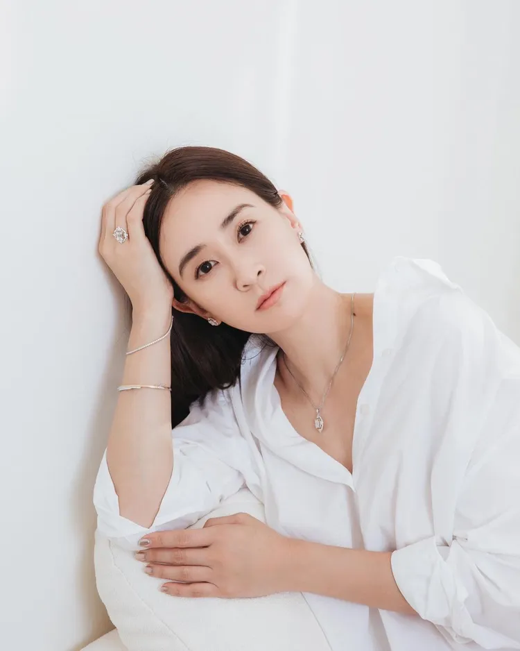 李晶晶演繹「鑽之頌」華麗鑽之頌系列作品，就算搭配簡單的白襯衫也十分適合。翻攝jingjing6136 IG