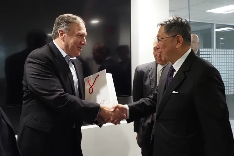 柯文哲及龐培歐。民眾黨提供