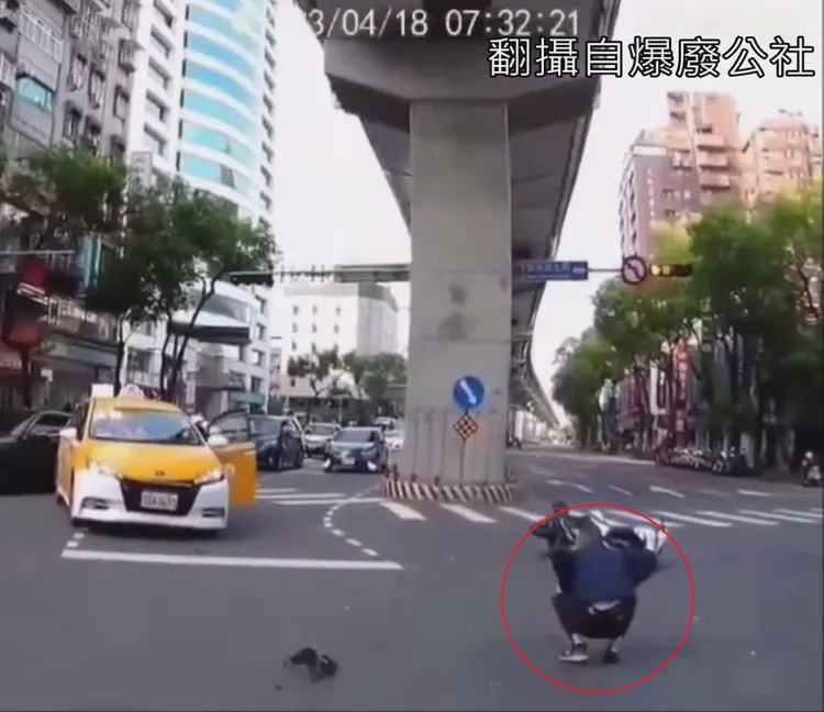 原本倒地後迅速起身的騎士(紅圈處)，疑因痛苦敦在原地喘息許久。翻攝自臉書「爆廢公社」