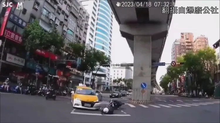 小黃司機從中線左切，內側右轉車道的機車騎士剎車不及碰撞倒地。翻攝自臉書「爆廢公社」
