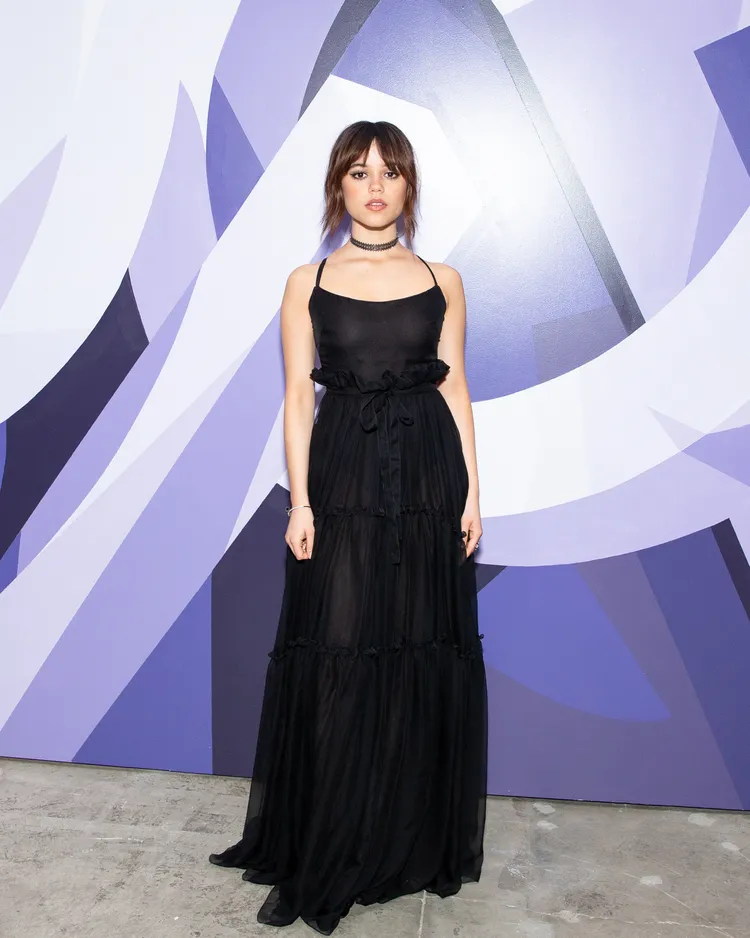 「星期三」珍娜奧特嘉是新任Dior蒙田風格人物。品牌提供