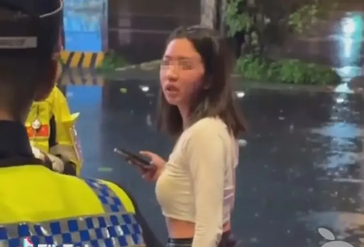 孫姓女子臉部疑似有燙傷紅腫狀況。翻攝自臉書爆廢公社