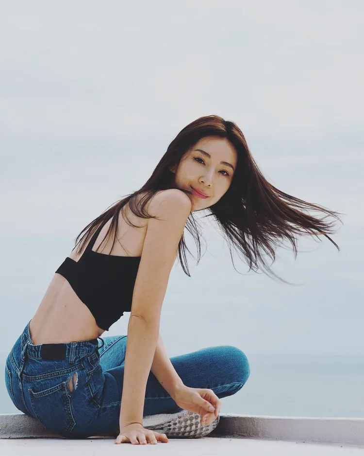 穿了黑色短版運動背心搭牛仔褲入鏡，展露美好身形體態。翻攝suitangtang IG