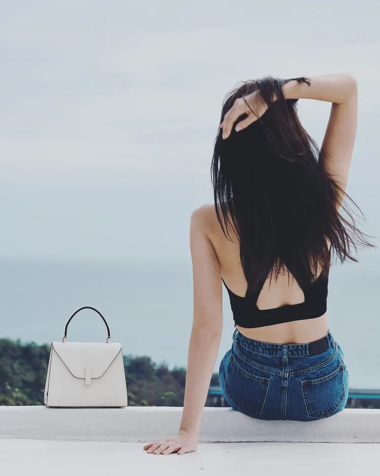 隋棠露美背搭配自然風景，以背影照展示Valextra經典Iside包款。翻攝suitangtang IG