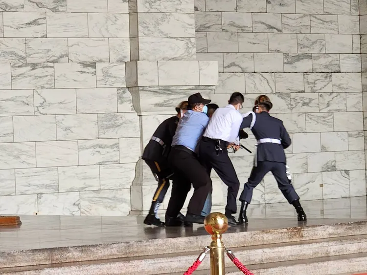 陳男遭警衛制伏。翻攝臉書台灣國