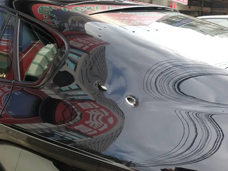車上留下彈孔。翻攝畫面