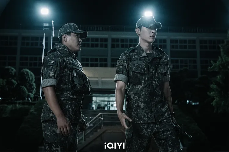 李淳元、申譞洙劇中飾演負責保護學生安全的軍人。愛奇藝國際站