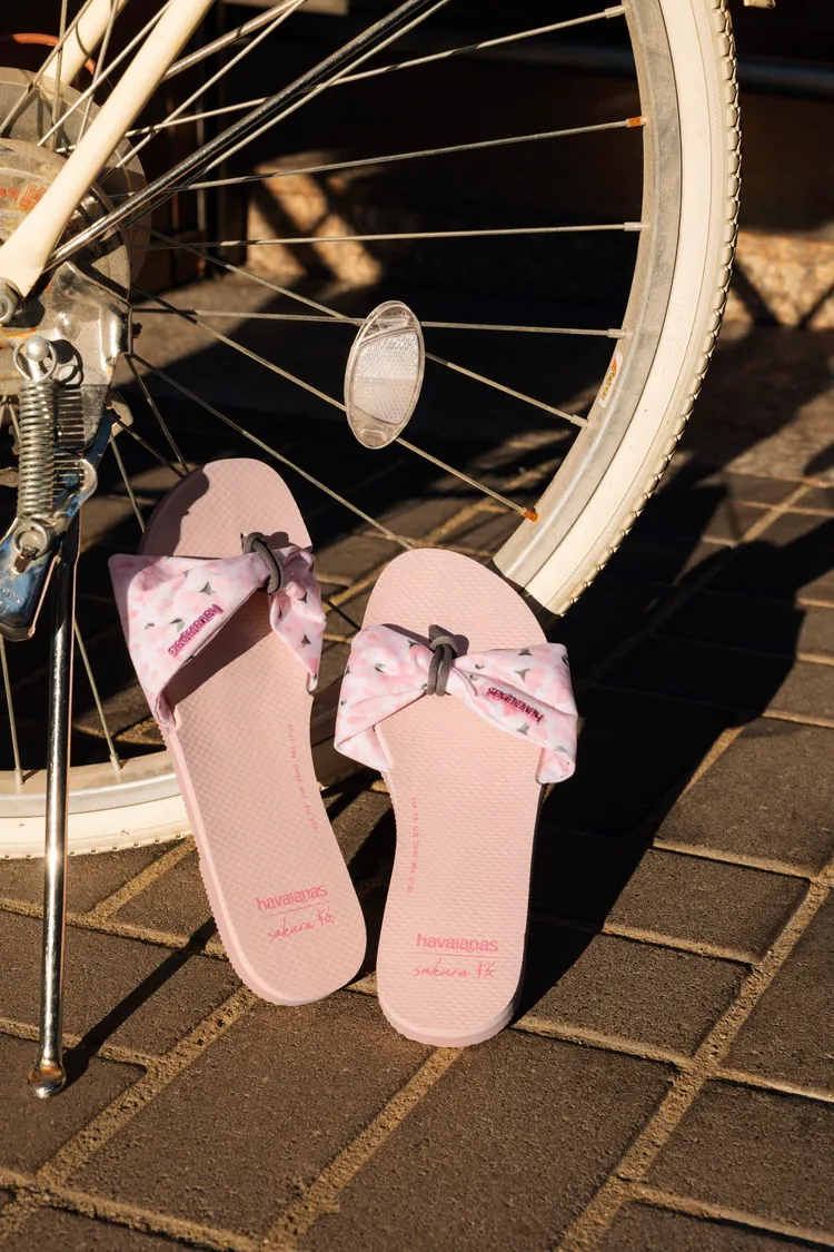 You St Tropez Sakura涼拖鞋，以花布製成蝴蝶結配搭幾何櫻花圖案呈現，1450元。品牌提供