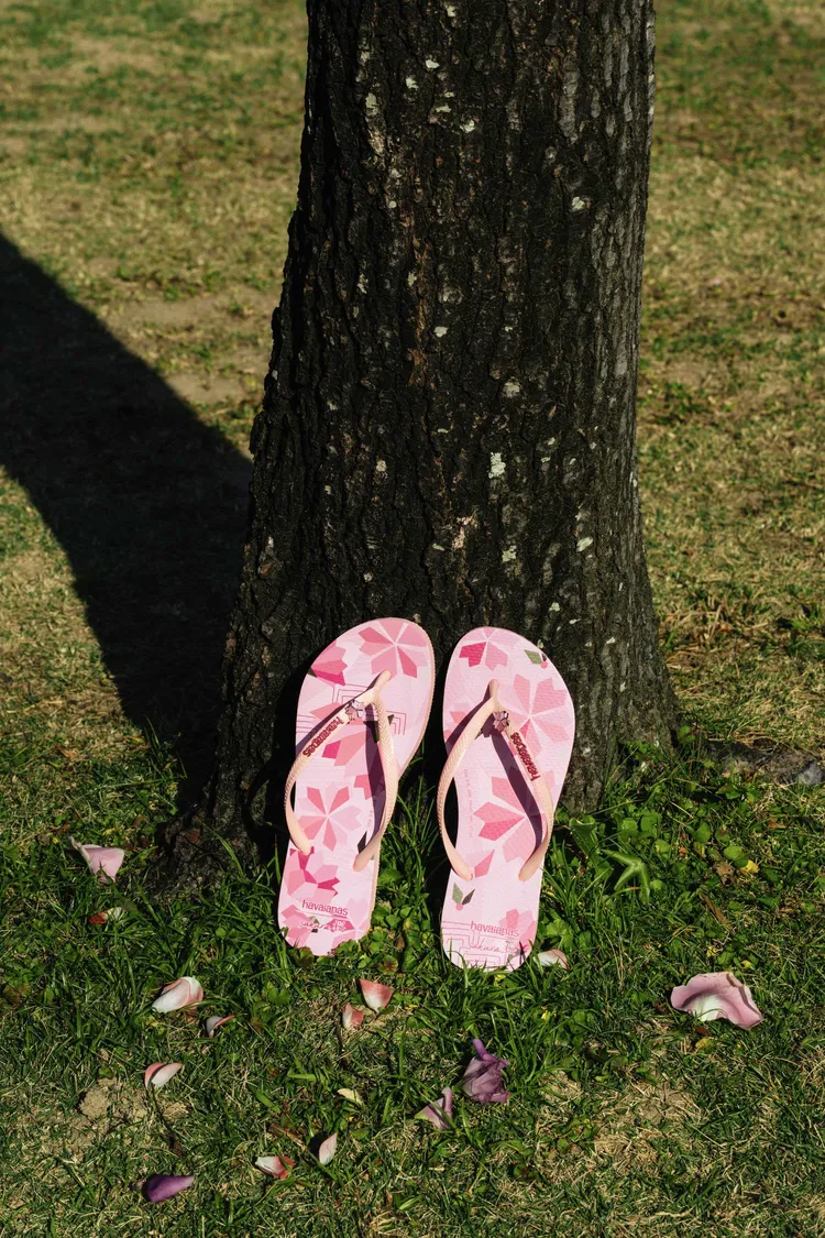 限定櫻花系列Slim Sakura以櫻花幾何圖案在鞋面綻放，配上粉紅色的人字帶染上粉紅魔力，1150元。品牌提供