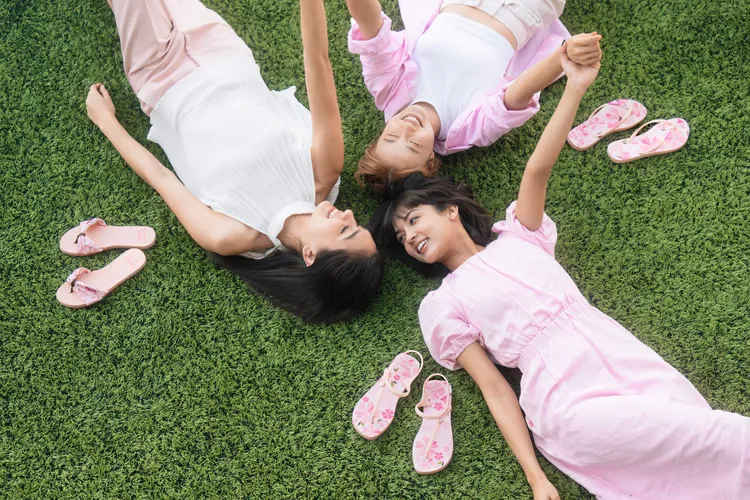 Havaianas全新限定櫻花系列鞋款融入日系櫻花美學，承接粉紅花瓣綻放時短暫卻令人難忘的美。品牌提供